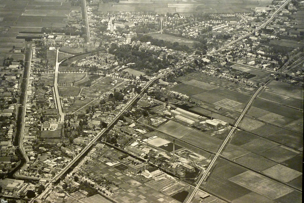 luchtfoto van veendam op karton gemaakt door de KLM in 1947 met op voorgrond AVEBE en DWM, en op achtergrond het centrum van Veendam met het Veenkoloniaal Museum