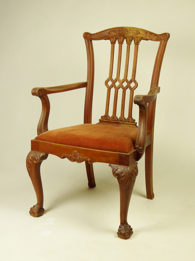 armstoel met bruinoranje velours, rugleuning bestaat uit 4 spijlen