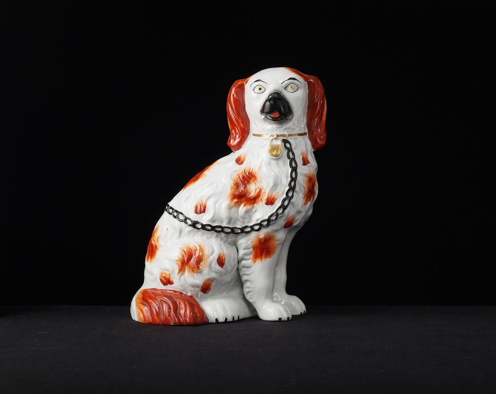 steengoed King Charles Spaniel wit met bruinrode vlekken, zwarte ketting met goudkleurige halsband en slot, open bek met rode tong, zittend naar rechts, 18,5 x 12,5 x 26,5 cm, Staffordshire, ongeveer 1850.- 1860