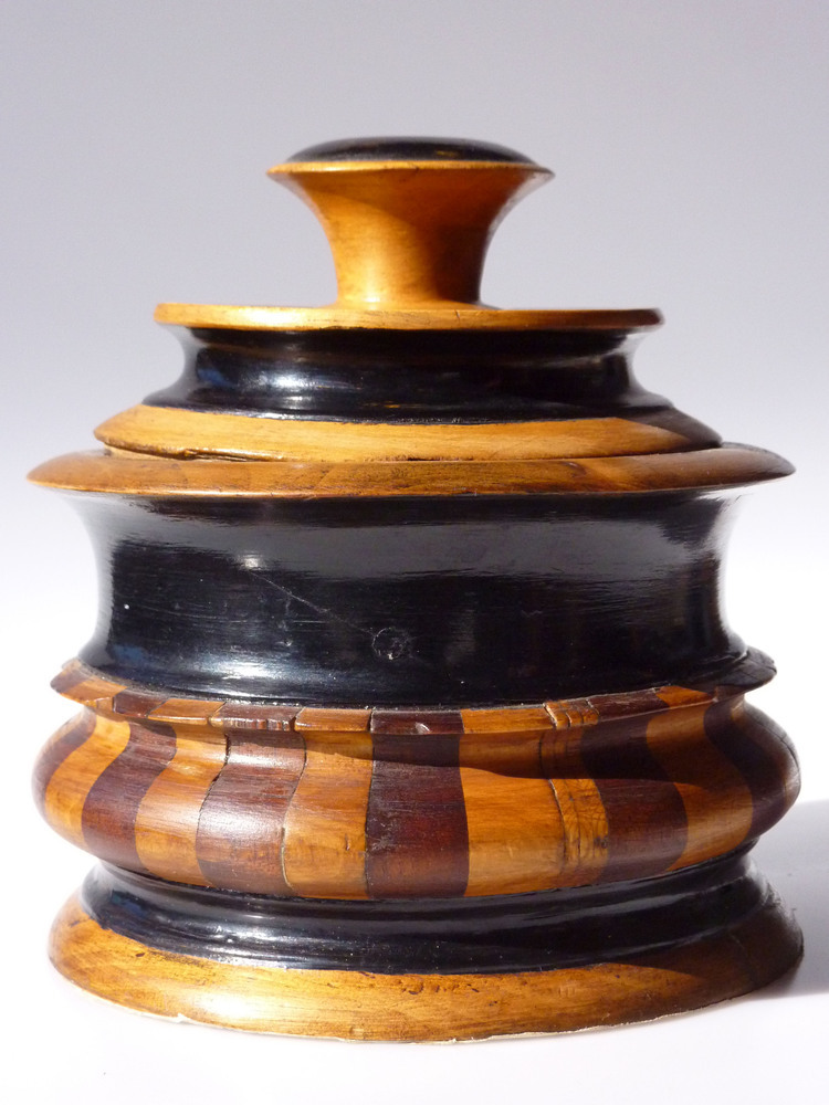 gedraaide mahoniehouten tabakspot met donkere inlegstukken van kapitein Hendrikus Hendriks Smit