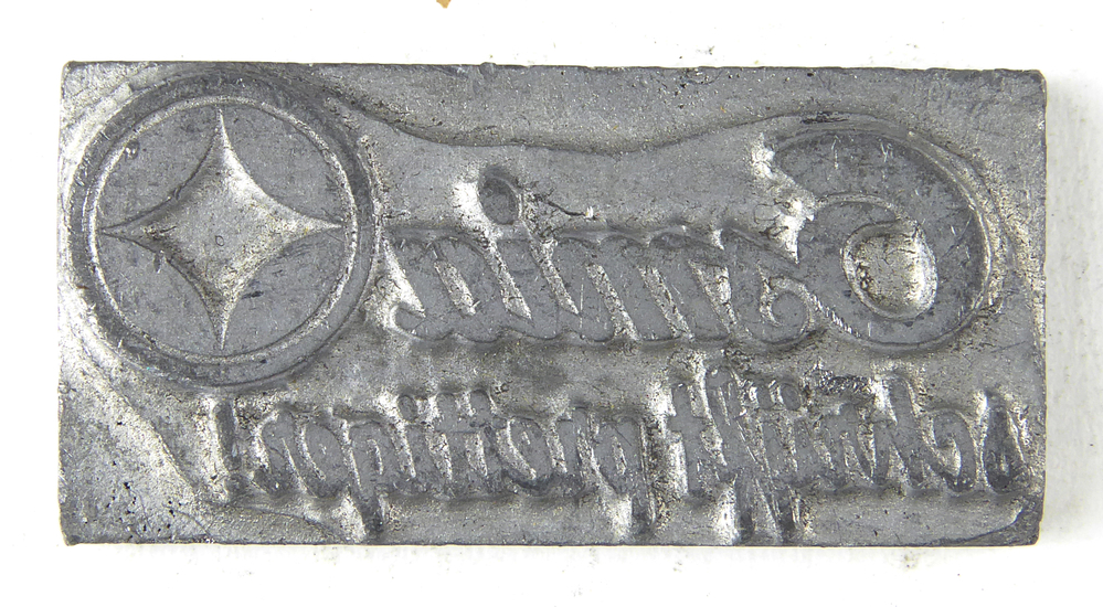 kleine dikke rechthoekige non ferro metalen cliche met inscriptie Osmia schrijft prettiger, afkomstig van kantoorinstallaties Bv Schuur te Veendam