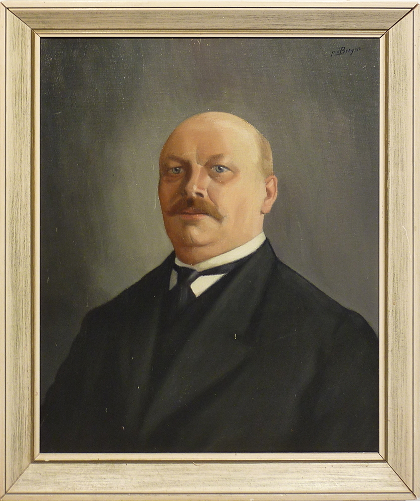 olieverfschilderij op doek van Henricus Nibbelke , (ambtenaar Staatsspoor, stationchef 1900 - 1912) , geboren 11-01-1866 te Veendam, zoon van Johannes Jans Nibbelke (scheepstimmerman) en Jantje Hindriks Koenen, getrouwd 08-11-1900 te Groningen met Petronella Cornelia Mooijman, (modiste 1900, koopvrouw 1918) geboren 06-04-1867 te Geertruidenberg, overleden 04-12-1936 te Groningen, dochter van Bernardus Mooijman en Petronella van der Meer.
