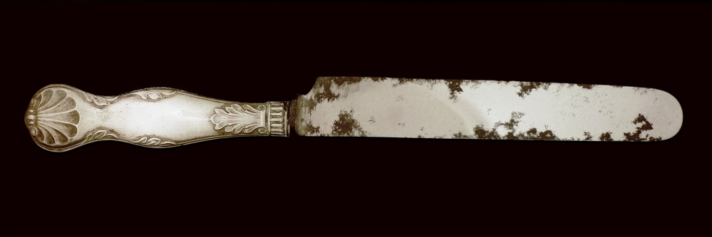 verzilverde mes met palmet en rankdecoraties