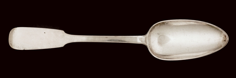 zilveren oostzeelepel met lange bak en spatelvormige steel, trembleersteek en meesterteken 12 KECKER 12 en gepunte inscriptie R Kleyenstuber & Co