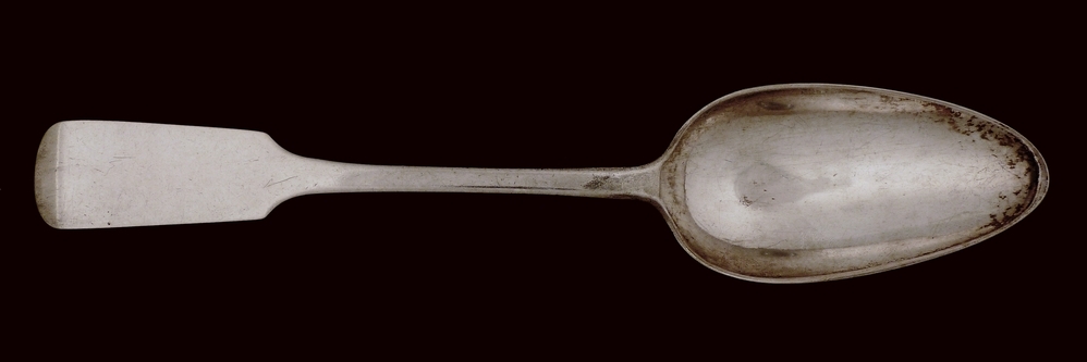 zilveren oostzeelepel met spatelvormige steel, op achterkant gemerkt W. = 1856 en meesterteken ICR = J.C. Roggatz, en gepunte inscriptie P.B.