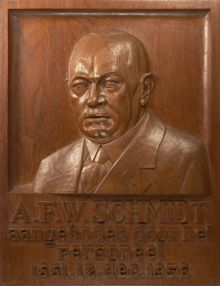 A.F.W. Schmidt, aangeboden door het personeel 1881 12 dec 1956