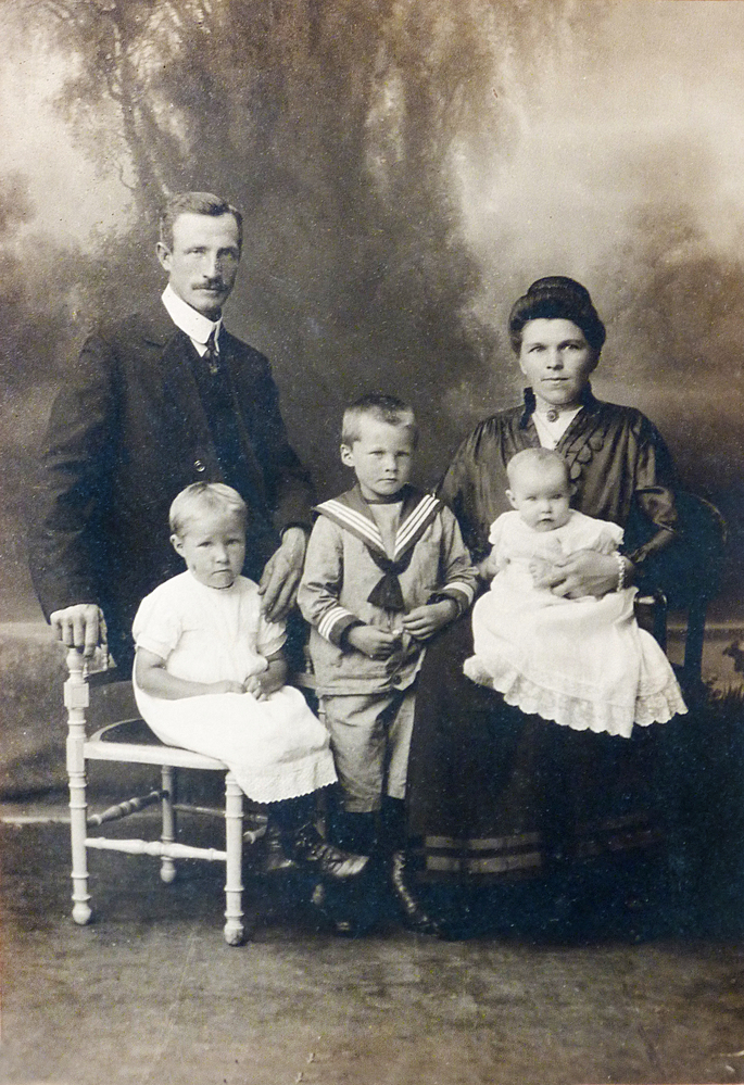 Gezinsfoto van het gezin Meijering, vader Gesinus Meijering, geboren 21-11-1886 te Kalkwijk, overleden 12-10-1957 te Nieuwe Pekela, moeder Jantina Meijering - Kanning, geboren 3-2-1890 te Nieuwe Pekela, overleden  12-12-1975 te Nieuwe Pekela, en de drie kinderen: Jan Meijering, geboren 08-08-1914 , overleden 04-07-1991, Geertruida Meijering, geboren 20-07-1915 te Borgercompagnie en Froukje Meijering, geboren 31-12-1918, overleden 29-04-1986, gemaakt door fotograaf H Loman te Veendam in juli 1919.