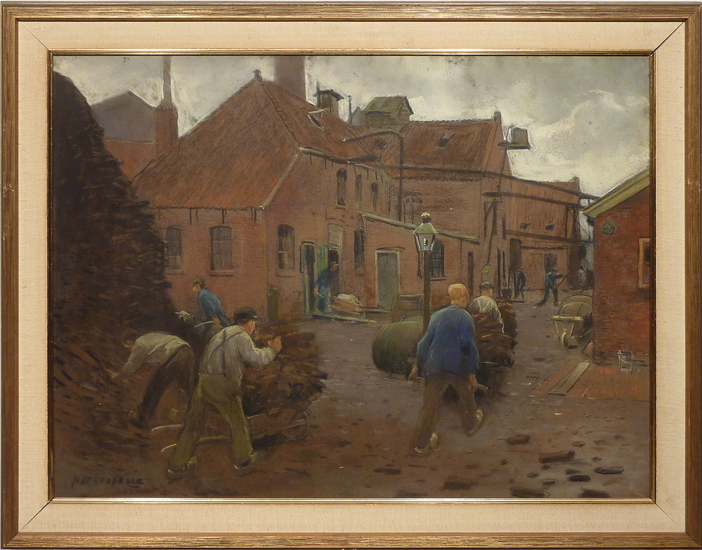 pastel in rechthoekige brede lijst met canvasrand, linksonder gesigneerd H Heijenbrock. Afbeelding: arbeiders kruien turven van de voorraadplaats naar het stookhok om de ketel op te stoken. Op de achtergrond een aardappelmeelfabriek. In het midden een lantarenpaal en tonnen, links een arbeider brengt een kruiwagen vol meel naar de loods aan de overkant, rechts een man veegt de straat, een kruiwagen vol tonnen, een man op de achtergrond staat met zijn handen in zijn broekzakken.