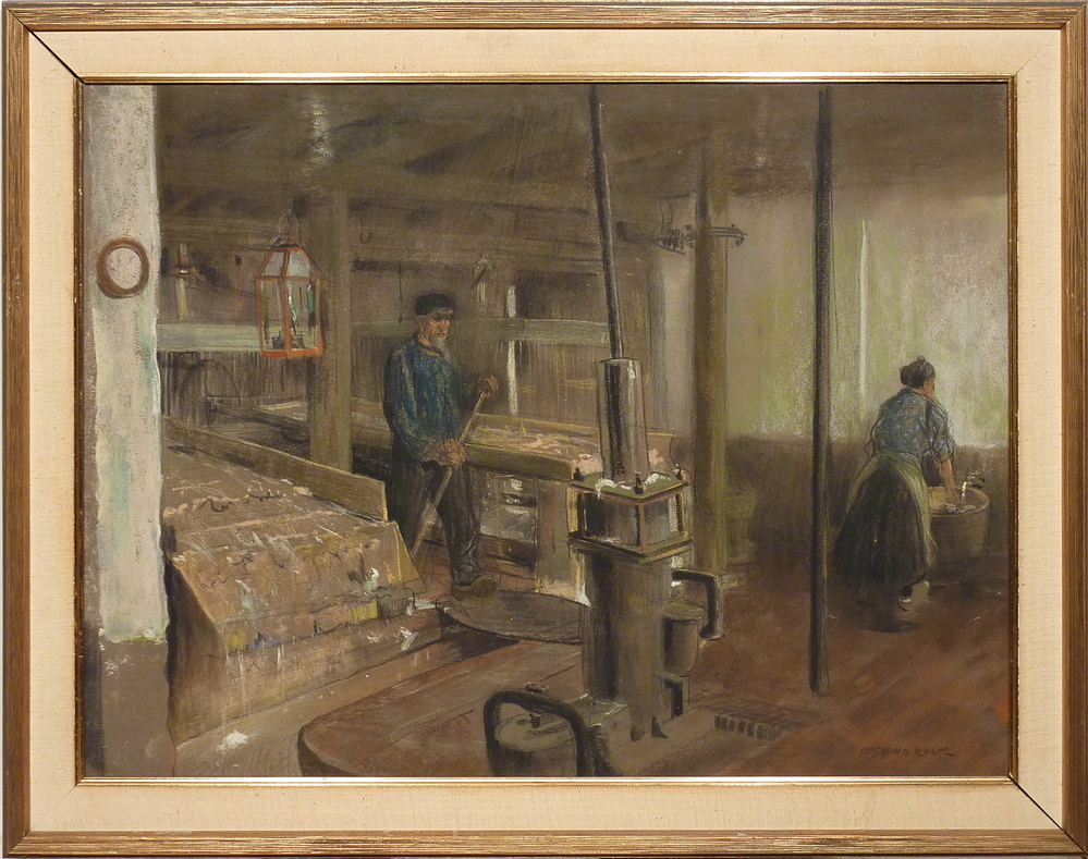 pastel in rechthoekige brede lijst met canvasrand, rechtsonder gesigneerd H Heijenbrock. Afbeelding: Aardappelen werden eerst gewassen en dan geraspt. Na het raspen vormden de aardappel een lichtgele brij die met schoon water werd vermengd en gezeefd. Het zeven geschiedde met een schudzeef, die en licht hellend verloop had. De zeven bestonden uit vlakke houten ramen die bespannen waren met fijn zijden gaas. De mazen waren zo klein dat alleen het meelwater er doorheen ging. Op deze wijze werden de aardappelkorrels (meel) van de vezels gescheiden. Het meel viel met het water door de zeven. De vezels werden in de zeef opgevangen en in een goot gestort. Op de afbeelding is een man te zien tussen 2 schudzeven, hij veegt het meel wat er naast is gekomen in de goten, aan de rechter kant is een vrouw bezig iets in een kuip te wassen. Links hangt een klok en er hangt een petroleumlamp aam het plafond.