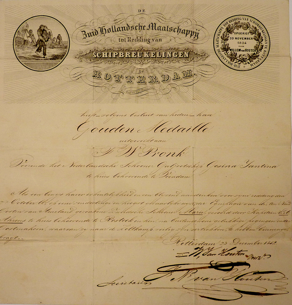 Oorkonde behorende bij een gouden medaille van de ZUID-HOLLANDSCHE MAATSCHAPPIJ TOT REDDING VAN SCHIPBREUKELINGEN TE ROTTERDAM.Tekst luidt: Zuid Hollandsche Maatschappij tot Redding van Schipbreukelingen te Rotterdam heeft volgens besluit van heden hare Gouden Medaille uitgereikt aan F.W.Pronk, voerende het Nederlandsche Schooner Galjootschip Gesina Jantina te huis behoorende te Veendam. Als een bewijs harer erkentelijkheid en een blijvend aandenken voor zijne redding den 7 oktober jl op een zonderlinge en hoogst gevaarlijke wijze, der equipage van de ten Noord Oosten van Ameland gezonken Zweedse Schooner Marie, gevoerd door Kapitein E.A. Ahrens te huis behorende te Rostock en hen, na buitengewone gelukkige pogingen onder Oostmahorn, waarvan zij naar de Zoltkamp veilig zijn vertrokken te hebben binnengebragt. Rotterdam 23 december 1852. Philippus Willems Pronk, geboren 30 januari 1820 te Amsterdam, overleden 04-11-1858 te Kopenhagen, Denemarken, a/b Gezina Jantina, verdronken, zoon van Willem Philips Pronk en Jantje Okkes Koster, getrouwd op 23-01- 1849 te Veendam met Geessien Hindriks Hazewinkel, geboren 09-08-1826 te Veendam, overleden 27-01-1898 aan het Westerdiep. Gem. Veendam, dochter van Hindrik Jans Hazewinkel en Harmke Eilts de Boer.