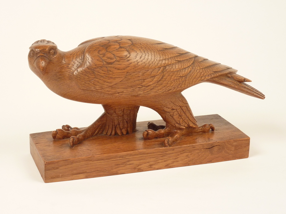 gestoken eikenhouten beeld van een over de grond sluipende roofvogel op een plank, naar de zijkant kijkend, achterkant monogram HATR = Hendrik Antonius Ter Reegen