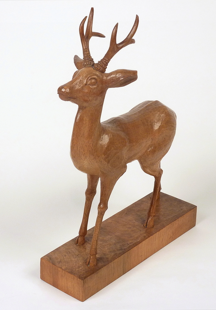 gestoken houten plastiek van een hertenbok op een plank, achterkant monogram HATR = Hendrik Antonius Ter Reegen