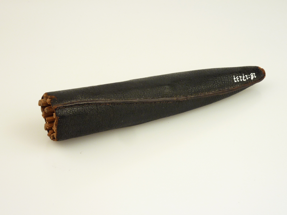 langwerpige tapsvormige leren koker, met inhoud houten stokjes