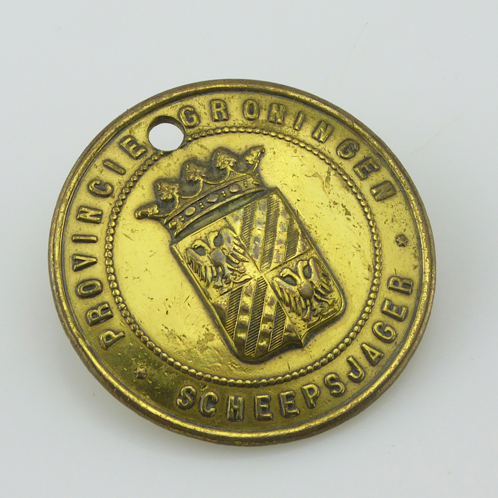 Ronde messing scheepsjagerspenning met afbeelding wapen van Provincie Groningen en rondschrift Provincie Groningen Scheepsjager, aan keerzijde ingeslagen nummer 134, uitgereikt aan Albertus Holthof, tichelwerker, scheepsjager op dat moment 25 jaar te Veendam, (schrijffout in lijst, vermeld olthof), geboren 18 januari 1878 te Meeden als zoon van Friedrik Holthof, fabrieksarbeider, binnenschipper en Teilke Prins, overleden ?, getrouwd op 12 mei 1900 te Veendam met Annechien Broekema, dochter van Hindrik Broekema, werkman en Eikina Oorburg, geboren 14 december 1874 te Veendam, overleden 27 maart 1957 te Wildervank.