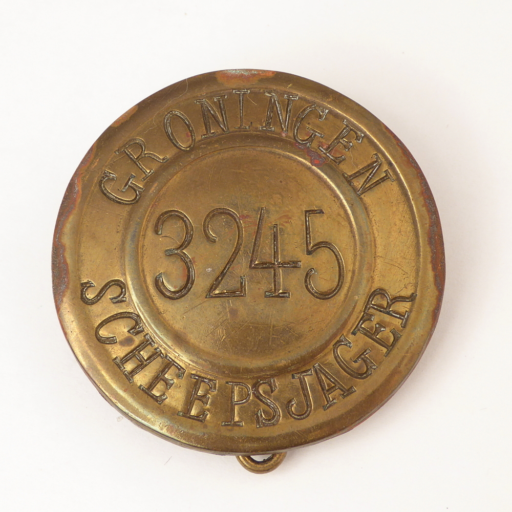 ronde messing scheepsjagerspenning, met op voorkant geslagen inscriptie Groningen 3245 Scheepsjager. Scheepsjagerspenning afkomstig van Hendrik Eling, Nieuwediep, werd met 17 jaar scheepsjager