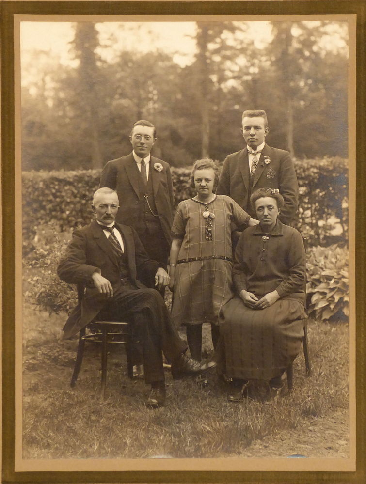 groepsfoto familie Knigge uit Wildervank uit ongeveer 1920 - 1925 in grauwgrijze kartonnen passepartout in goudkleurige lijst. Maarten Knigge, geboren 31-07-1872 te Wildervank, overleden 08-01-1944 te Wildervank, landbouwer, zoon van Hendrik Knigge en Fenna Jager, trouwde op 23-05-1901 te Wildervank met Neltje Kool, geboren 01-05-1877 te Wildervank, overleden 25-01-1966 te Wildervank, dochter van Hendrik Kool en Aaltje Panman. Kinderen uit dit huwelijk : Hendrikus (Rieks) Knigge, geboren 16-10-1904 te Wildervank, werd later veearts te Annen. Hendrik Knigge, geboren 18-08-1903 te Wildervank, werd landbouwer te Wildervank. Fenna Aaltje Knigge, geboren 15-07-1906 te Wildervank, bleef ongehuwd. Uit haar nalatenschap komt deze foto.
