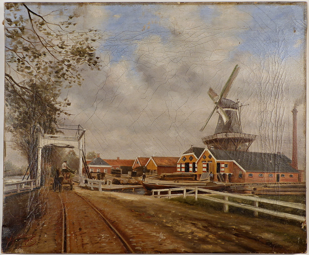 rechthoekige olieverfschilderij op doek van houtstek Koerts te Oude Pekela, links een kar met hout getrokken door een paard, de kar gaat net de witte klapbrug over, er zit een man bovenop het hout met zijn benen gestrekt aan de zijkant, aan de rechterkant de molen en de loodsen van houthandel Koerts, er komt rook uit de schoorsteen, aan de voorkant staan 2 mannen, een bij het hout aan de straat en een bij de zijwijk waar een boot in ligt.