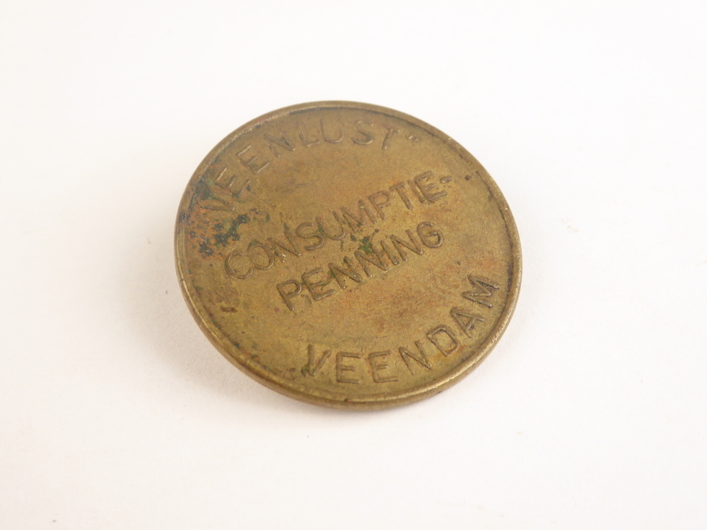 ronde messing penning met geslagen tekst Veenlust Consumptie penning