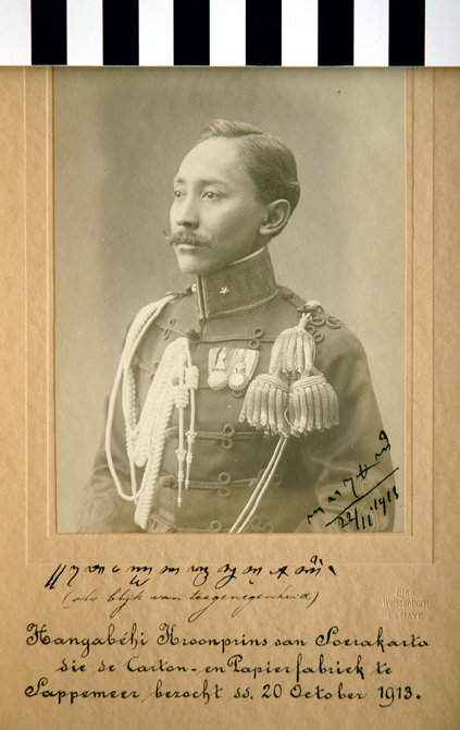 Hangabehi, kroonprins van Soelakarta (Djakarta) op bezoek bij de cartonfabriek te Sappemeer op 20 oktober 1913
