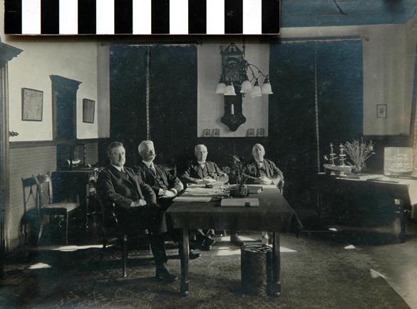 4 mannen aan tafel , afscheid wethouder B.Brongers te Veendam