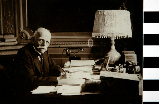 de voormalige commissaris der Koningin van de provincie Groningen Carel Coenraad Geertsema, werkzaam in die functie van 1893-1917.