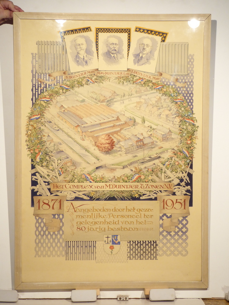 ingelijste gedenkprent met afbeelding van een fabriek aan een kanaal, gevat in een bloemenkrans met daaronder tandwielen en geperforeerde platen, eronder tekst: het complex van M. Duintjer & Zonen N.V., daaronder de tekst: 1871 Aangeboden door het gezamenlijke personeel ter gelegenheid van het 80 jarig bestaan 1951, boven afbeelding S. Duintjer Mzn, M.M.Duintjer Ezn en J. Duintjer Mzn, geflankeerd door radiatoren en geperforeerde platen. Aan onderkant wapenschild met een afbeelding van een anker, het wapen van Veendam en een rode bloem, boven tekst gesigneerd Bulder.