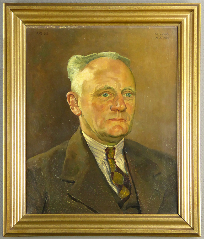 olieverfschilderij op doek van een man met blauwe ogen, grijs gestreepte overhemd, donkergrijs pak met geblokte stropdas, naar rechts, voorstellende Jan Roelf van Linge door Vilmos Huszar, 1935.