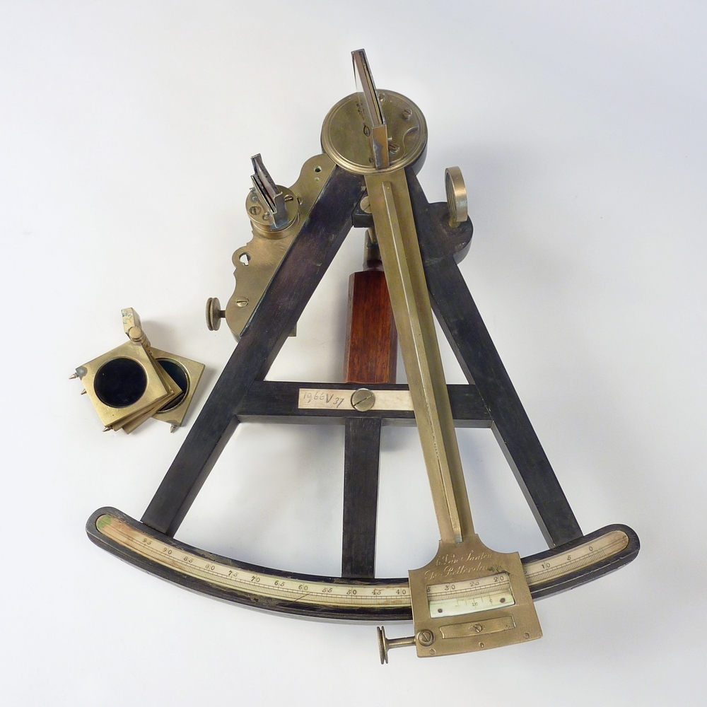 Een octant werd gebruikt om de hoek tussen twee objecten te bepalen, bijvoorbeeld een hemellichaam en de horizon en is eigenlijk een sextant met een kortere gradenboog namelijk 1/8x360= 45 graden. Een sextant heeft een gradenboog van 60 graden. In de binnenvaart werd de sextant nauwelijks gebruikt.