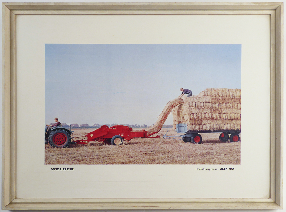 foto in houten lijst met daarop de eerste ingebruikname van een Welger AP 12 stropakkenpers, afkomstig van de COBO ( Cooperatieve Aan- en Verkoopvereniging Boerenbelang( opgericht in 1940 als Boerenbelang G.A. te Sappemeer, in 1965 door het samengaan van Coöperatie Noord-Oost te Veendam en Coöperatie Boerenbelang te Sappemeer gefuseeerd tot COBO, fuseerde met de aankoopcentrale in 1983 tot ACECO bv, fuseerde weer in 1990 tot ACM en in 2010 tot AGRIFIRM) te Hoogezand aan de van Neckstraat.