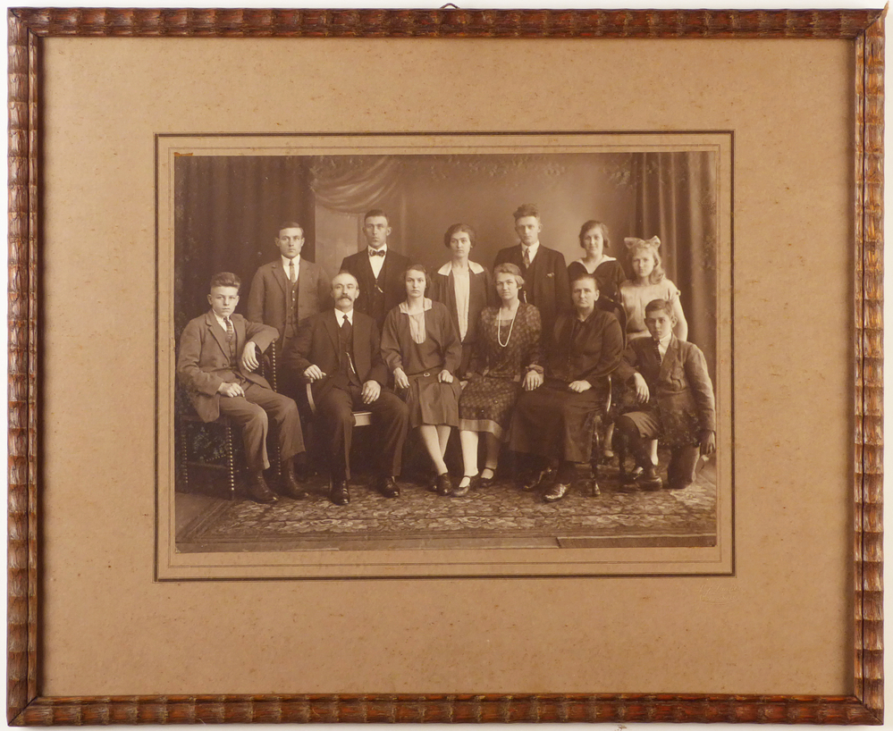 Familiefoto Hoving omstreeks 1930. 
Jan Hoving, fabrieksarbeider, papiermaker, zoon van Jan Hoving en Grietje Jans Lubbers, geboren 12 januari 1874 te Foxhol, overleden 29 juni 1961 te Sappemeer, getrouwd 4 mei 1895 te Sappemeer met Grietje Roggen, dochter van Jan Roggen en Dina Reinek, geboren 31 maart 1876 te Sappemeer, overleden 2 januari 1968 te Sappemeer en hun kinderen: Grietje, geboren 3 november 1895 te Sappemeer, zij zit op de foto als 3e van links, onderste rij, naast haar vader, Dina, geboren 3 april 1897 te Sappemeer, zij zit op de foto op de onderste rij, 4e van links, Hillechina, geboren 16 oktober 1898 te Sappemeer, Jan, geboren 6 april 1900 te Sappemeer, Eildert, geboren 11 augustus 1903 te Sappemeer, Johannes, geboren 22 april 1905 te Sappemeer, Teunske, geboren 28 april 1907 te Sappemeer, Roelf, geboren 6 maart 1909 te Sappemeer , Gerrit Jan, geboren 17 september 1911 te Sappemeer en Johanna Henderika, geboren 8 maart 1913 te Sappemeer. Er was ook nog een Johannes geboren 14 januari 1902, overleden 9 september 1902 te Sappemeer.