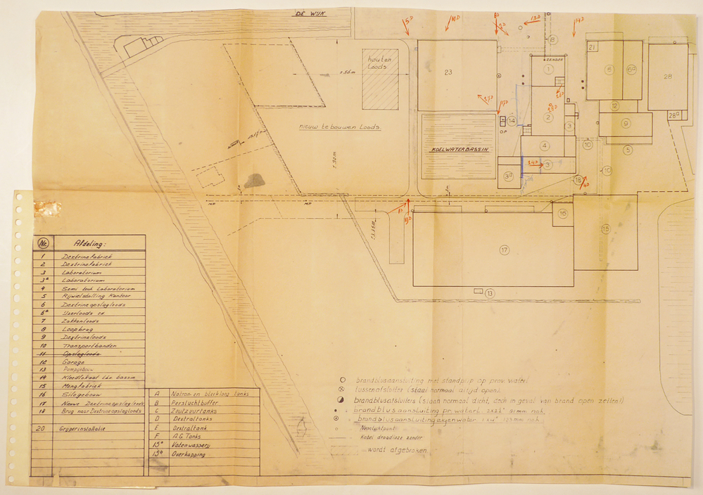 rechthoekige cremekleurig papier met links kartonnen stukje met perforatiegaten en legenda, met afbeelding deel van een plattegrond van aardappelmeelfabriek DWM & CO te Veendam