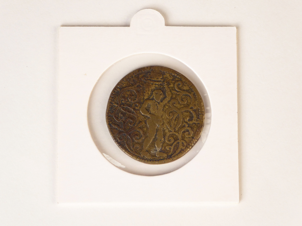 koperen penning met op voorzijde: tekst: TURF - DRAGERS, eronder stond origineel GILDT, maar dit is weggekrast, tussen twee strikken, langs de rand een parelcircel. keerzijde, een turfdrager tussen guirlanden, langs de rand een parelcircel.