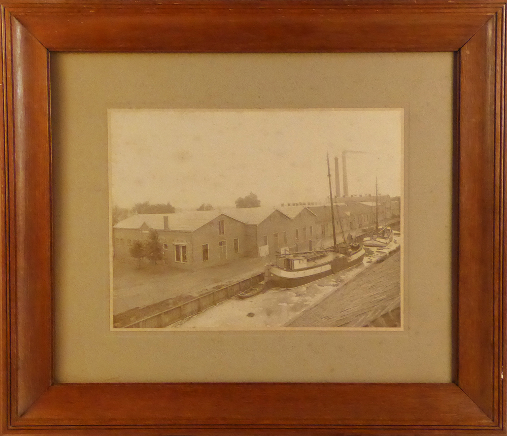 Strokartonfabriek de Kroon te Oude Pekela in passepartout in houten lijst