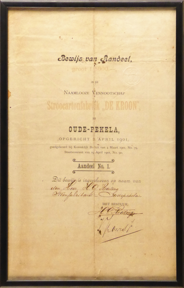 aandeelbewijs van papier in kunststoffen lijst, in zwart en oranje belettering: Bewijs van Aandeel groot F 5000,- in de Naamloze Vennootschap Strookartonfabriek "De Kroon" te Oude Pekela opgericht 9 april 1901 goedgekeurd bij Koninkijk Besluit van 4 maart 1901, No.79, Staatscourant van 19 april 1901, No 90. Aandeel No 1 Dit bewijs is ingeschreven op naam van den heer H.G. Strating, steenfabrikant te Oude Pekela.