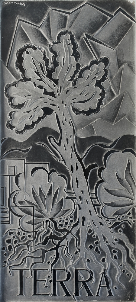 Geëtste en gebeitelde glasraam door kunstenaar Johan Dijkstra. 
afkomstig uit het oude researchlaboratorium van Avebe te Foxhol. Dit raam draagt het woord Terra, gesymboliseerd door een boom met blad, een plant met wortels, met op de achtergrond een fabrieksgebouw, wat staat voor aarde, een beeld van worden en vergaan, bergformaties en reinigende kracht, kristal en groeikracht