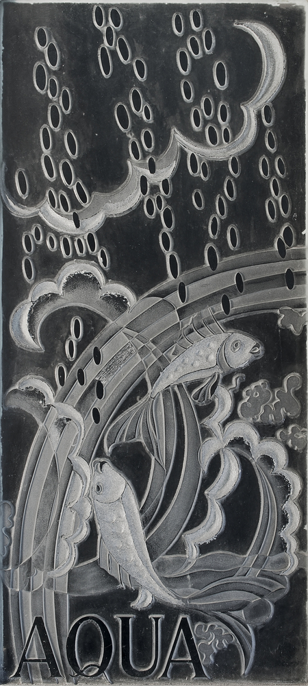 Geëtste en gebeitelde glasraam door kunstenaar Johan Dijkstra. 
afkomstig uit het oude researchlaboratorium van Avebe te Foxhol. Dit raam draagt het woord Aqua, gesymboliseerd door golven, opspringende vissen, schuim, wolken met regen en regenboog,