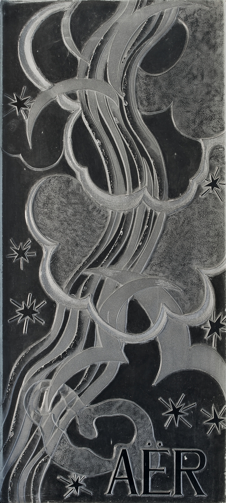 Geëtste en gebeitelde glasraam door kunstenaar Johan Dijkstra. 
afkomstig uit het oude researchlaboratorium van Avebe te Foxhol. Dit raam draagt het woord Aër, gesymboliseerd door lucht, adem en wolken, wat staat voor thermiek, het zijn vormen die als het ware trachten te vliegen