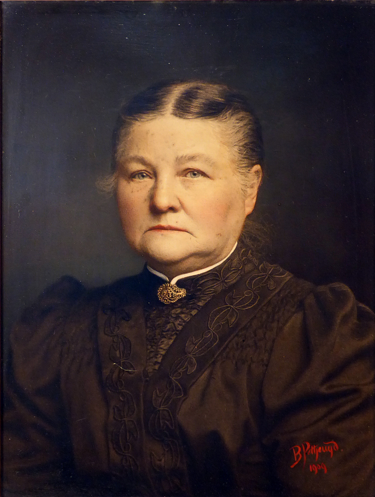 vrouwsportret in goudkleurige rijkelijk decoreerde lijst op houten paneel, voorstellende een vrouw in zwarte kledij met broche om haar nek, Auke (aaltje) Klaasens Harhuis, geboren 24-04-1842 te Woldendorp, gemeente Termunten, overleden 16-05-1930 te Nieuwolda, getrouwd 14-02-1865 met Harm Wieto Kuiper. Rechtsonder in rood gesigneerd B Pottjewijd 1909.