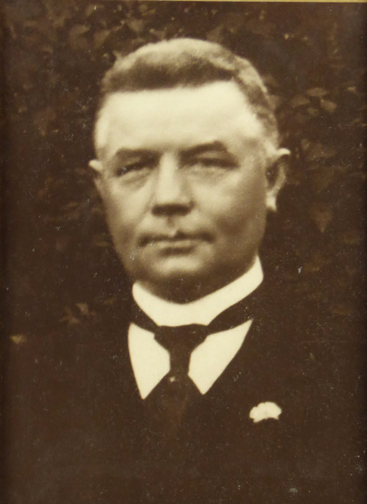 mansportret in houten lijst, voorstellende Wieto Harm Kuiper, geboren 20-02-1897 te Nieuwolda, houtagent, overleden 19-03-1991, getrouwd met Alida Margaretha Itje Meijer