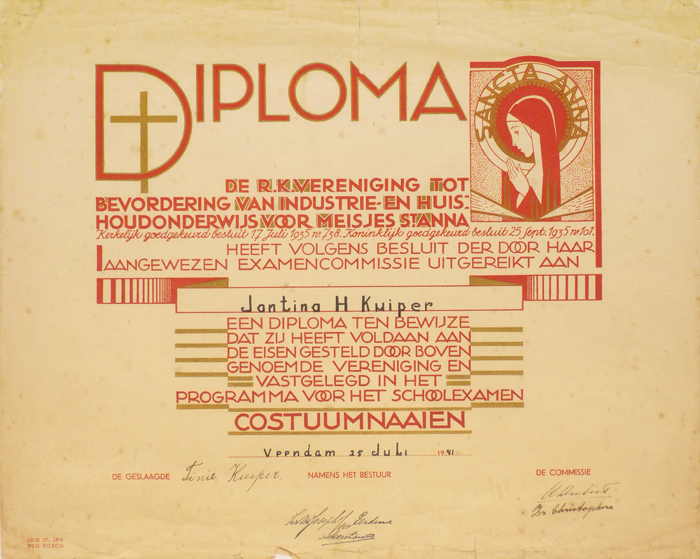 rechthoekig stuk papier met rood en gouden belettering Diploma de RK vereniging tot bevordering van industrie en huishoudonderwijs voor meisjes St. Anna kerkelijk goedgekeurd besluit 17 juli 1935 no 738. Koninklijk goedgekeurd besluit 25 sep. 1935 No 101 heeft volgens besluit der door haar aangewezen examencommissie uitgereikt aan Jantina H Kuiper een diploma ten bewijze dat zij heeft voldaan aan de eisen gesteld door bovengenoemde vereniging en vastgelegd in het programma voor het schoolexamen costuumnaaien veendam 25 juli 1941