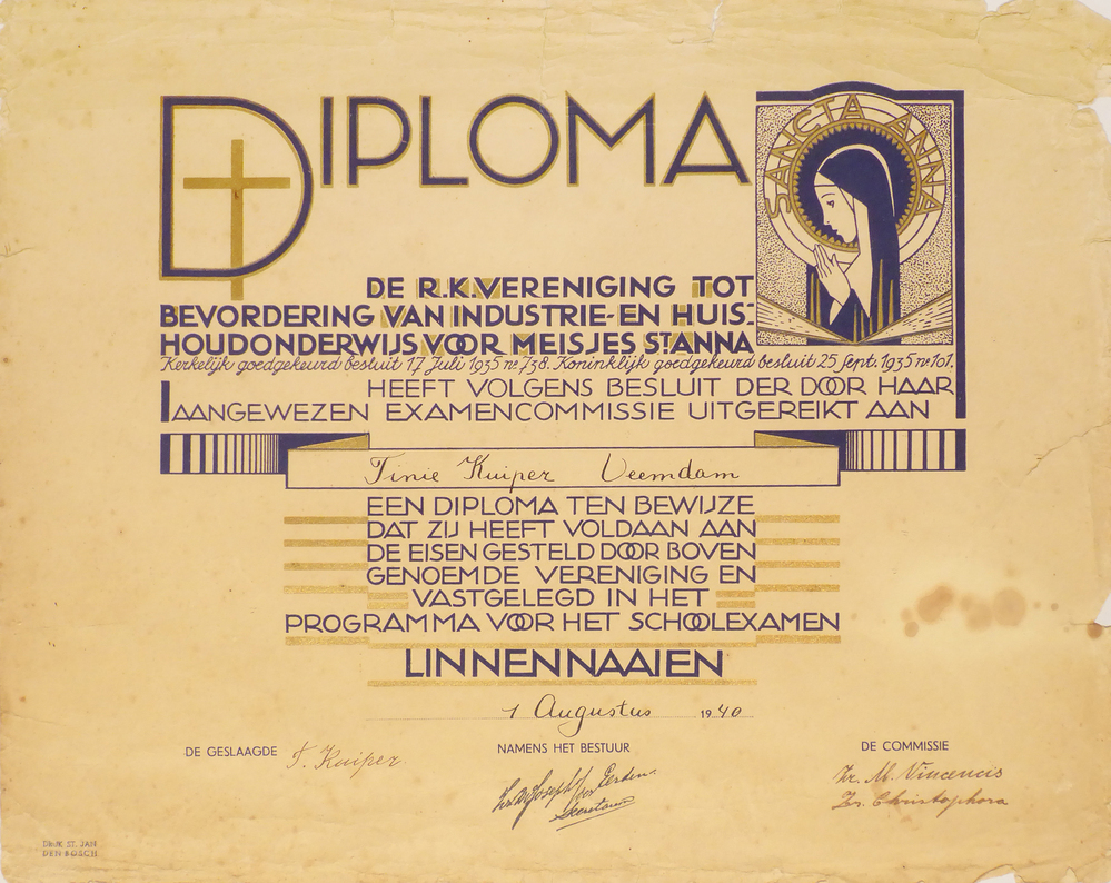 rechthoekig stuk papier met blauw en gouden belettering Diploma de RK vereniging tot bevordering van industrie en huishoudonderwijs voor meisjes St. Anna kerkelijk goedgekeurd besluit 17 juli 1935 no 738. Koninklijk goedgekeurd besluit 25 sep. 1935 No 101 heeft volgens besluit der door haar aangewezen examencommissie uitgereikt aan Tinie Kuiper Veemdam een diploma ten bewijze dat zij heeft voldaan aan de eisen gesteld door bovengenoemde vereniging en vastgelegd in het programma voor het schoolexamen linnennaaien 1 augustus 1940