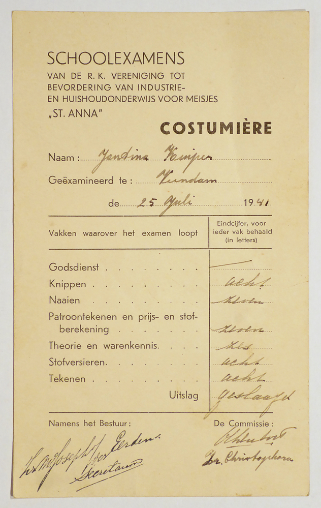 rechthoekig stuk papier met zwarte belettering Examens van de RK vereniging tot bevordering van industrie en huishoudonderwijs voor meisjes St. Anna Costumiere Jantina Kuiper Veendam 25 juli 1941