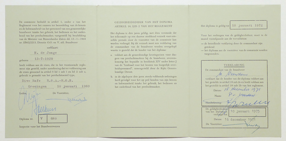blauwe rechthoekig stuk linnen, wat in drieen gevouwd kan worden met opdruk Diploma voor het gebruik, het bedienen en het onderhoud van het persluchtmasker, afgegeven op 10 januari 1969 te Groningen aan H. de Jonge, geboren 13-7-1929, geldig tot 10 januar 1970, verlengd tot 10 januari 1975, 2e keer verlengd tot 10 januari 1978.