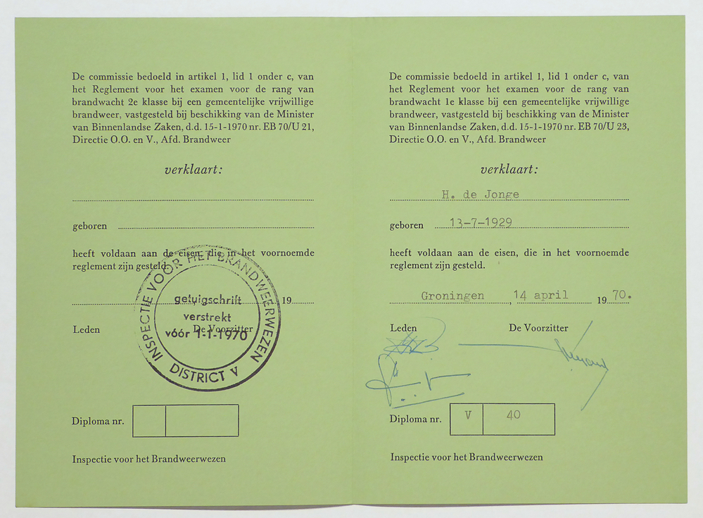 groene rechthoekig stuk linnen, wat in tweeen gevouwd kan worden met opdruk Diploma Brandwacht, afgegeven op 14 april 1970 te Groningen aan H. de Jonge, geboren 13-7-1929