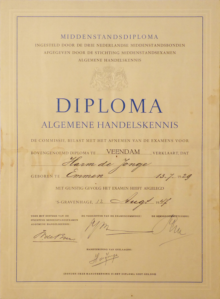 rechthoekig stuk papier, in blauw zwart belettering middenstandsdiploma ingesteld door de drie nederlandse middenstandsbonden afgegeven door des stichting middenstandsexamen algemeen handelskennis diploma algemeen handelskennis de commissie belast met het afnemen van de examens voor bovengenoemd diploma te Veendam verklaart dat Harm de Jonge, geboren te Emmen 13-7-1929 met gunstig gevolg het examen heeft afgelegd 's gravenhage 12 augs 1947