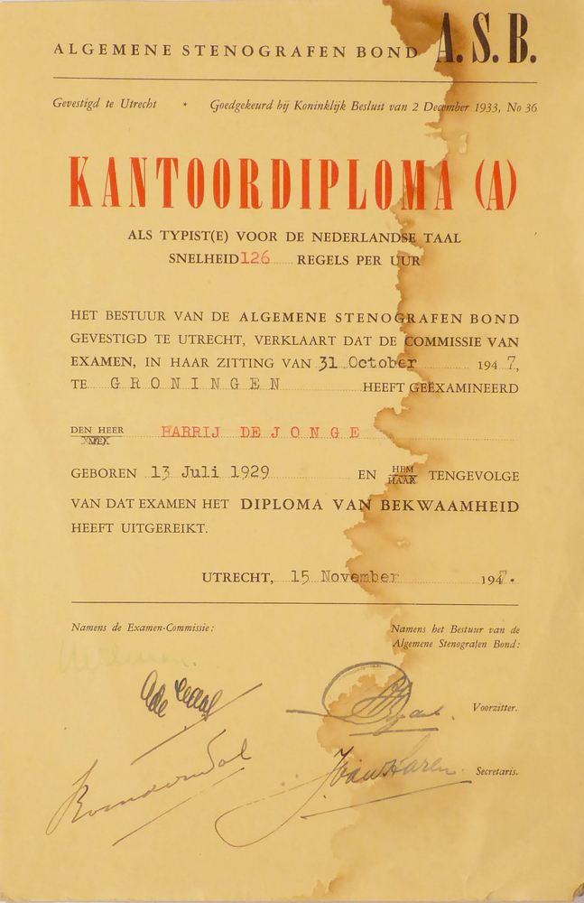 rechthoekig gelig stuk papier, in zwart rood belettering Algemene Stenografen Bond A.S.B. gevestigd te Utrecht Goedgekeurd bij Koninklijk Besluit van 2 December 1933, No 36. Kantoordiploma als typist(e) voor de Nederlandse taal snelheid 126 regels per uur het bestuur van de algemene Stenografen Bond gevestigd te Utrecht, verklaart dat de commissie van examen, in haar zitting van 31 october 1947 te Groningen heeft geexamineerd den heer Harrij de Jonge, geboren 13 juli 1929 en hem/haar tengevolge van dat examen het diploma van bekwaamheid heeft uitgereikt Utrecht 15 November 1947