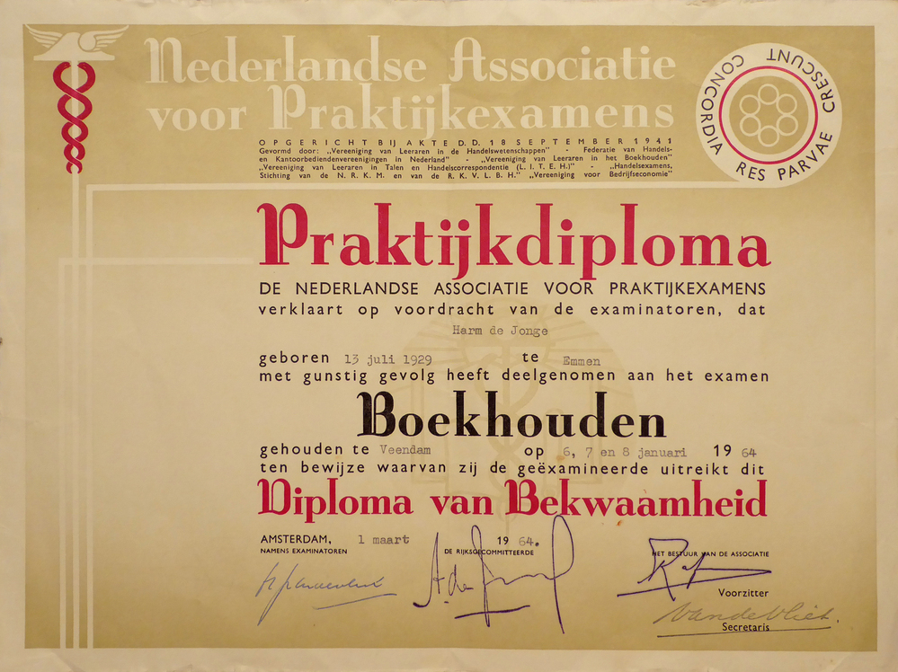 rechthoekig stuk papier, in wit zwart en rood belettering Nederlandse Associatie voor Praktijkexamens opgericht bij akte d.d. 18 september 1941 gevormd door Vereeniging van Leeraren in de Handelswetenschappen Federatie van Handels en Kantoorbediendenvereenigingen in Nederland Vereeniging van Leeraren in het Boekhouden Vereeniging van Leeraren in Talen en Handelscorrespondentie (L.I.T.E.H.) Handelsexamens Stichting van de N.R.K.M. en van de R.K.V.L.B.H. Vereeniging voor Bedrijfseconomie Praktijkdiploma de nederlandse accosiatie voor praktijkexamens verklaart op voordracht van de examinatoren dat Harm de Jonge, geboren 13 juli 1929 te Emmen met gunstig gevolg heeft deelgenomen aan het examen Boekhouden gehouden te Veendam op 6,7 en 8 januari 1964 ten bewijze waarvan de geexamineerde uitreikt dit Diploma van Bekwaamheid Amsterdam 1 maart 1964.