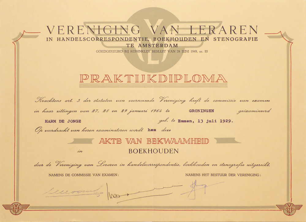 rechthoekig stuk papier, in zwart en rood belettering Vereniging van Leraren in Handelscorrespondentie Boekhouden en Stenografie te Amsterdam goedgekeurd bij Koninklijk Besluit van 28 juni 1949, nr 55. Praktijkdiploma krachtens art 3. der statuten van voornoemde Vereniging heeft de commissie van examen in haar zittingen van 27,28 en 29 januari 1964 te Groningen geexamineerd Harm de Jonge, geb. te Emmen, 13 juli 1929 op voordracht van heren examinatoren hem deze Akte van Bekwaamheid in Boekhouden door de Vereniging van Leraren in handelscorrespondentie boekhouden en stenografie uitgereikt