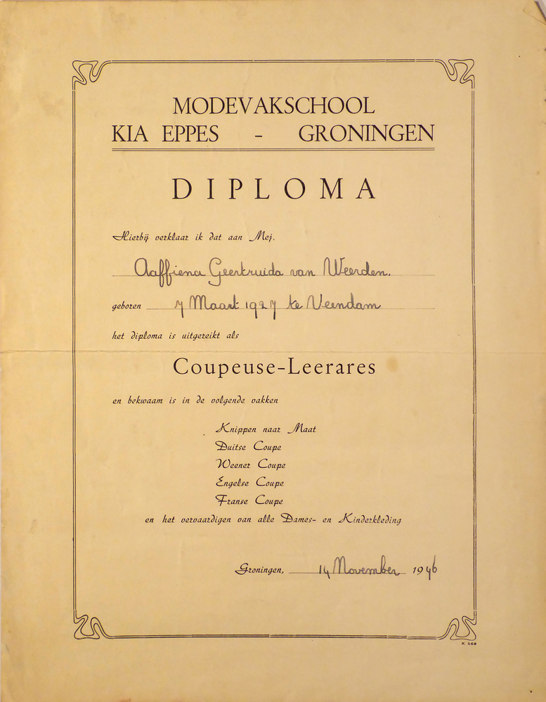 rechthoekig stuk papier, in zwart belettering Modevakschool Kia Eppes Groningen Diploma hierbij verklaar ik dat aan Mej. Aaffiena Geertruida van Weerden geboren 7 maart 1927 te Veendam het diploma is uitgereikt als Coupeuse Leerares en bekwaam is in de volgende vakken Knippen naar Maat Duitse Coupe Weener Coupe Engelse Coupe Franse Coupe en het vervaardigen van alle Dames en Kinderkleding Groningen 14 NOvember 1946 K 569
