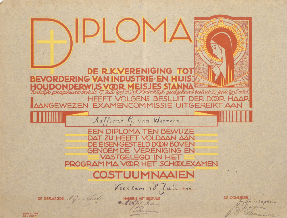 rechthoekig stuk papier met rood en gouden belettering Diploma de RK vereniging tot bevordering van industrie en huishoudonderwijs voor meisjes St. Anna kerkelijk goedgekeurd besluit 17 juli 1935 no 738. Koninklijk goedgekeurd besluit 25 sep. 1935 No 101 heeft volgens besluit der door haar aangewezen examencommissie uitgereikt aan Aaffiena G van Weerden een diploma ten bewijze dat zij heeft voldaan aan de eisen gesteld door bovengenoemde vereniging en vastgelegd in het programma voor het schoolexamen costuumnaaien veendam 18 juli 1944
